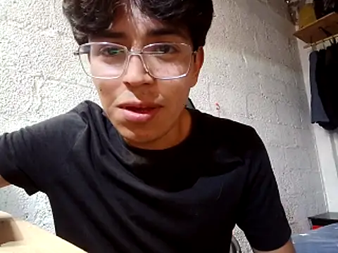 Snapshot of FAVOJS chatting on April 10, 2026, 11:42 pm FAVOJS online show from April 10, 2026, 11:42 pm