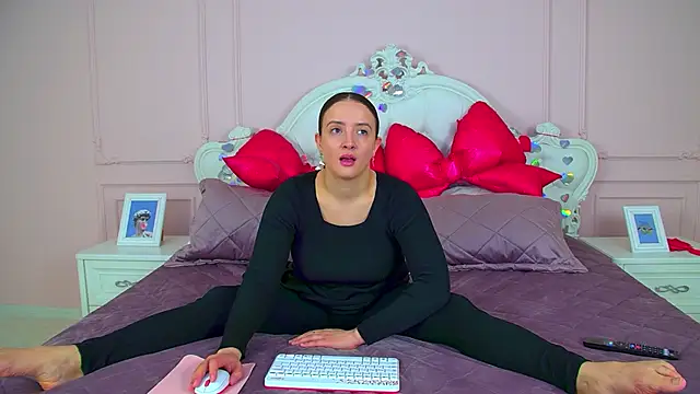 Snapshot of ElinaBellucci chatting on March 13, 2026, 4:19 am ElinaBellucci online show from March 13, 2026, 4:19 am