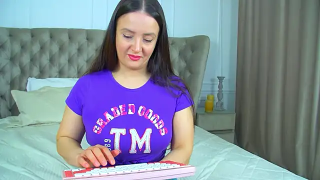 Snapshot of ElinaBellucci chatting on April 6, 2026, 4:21 am ElinaBellucci online show from April 6, 2026, 4:21 am