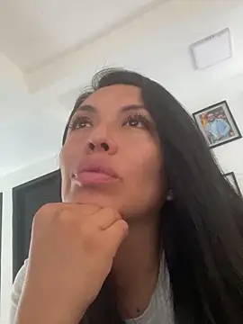 Snapshot of Emma_Sanz__ chatting on April 10, 2026, 4:01 pm Emma Sanz online show from April 10, 2026, 4:01 pm