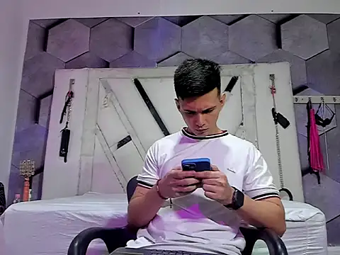 Snapshot of GoldenBoyM chatting on May 26, 2026, 3:35 am GoldenBoyM online show from May 26, 2026, 3:35 am