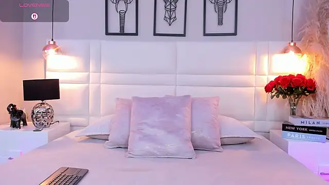 Snapshot of RaquelHyde_ chatting on February 8, 2026, 12:41 pm RaquelHyde online show from February 8, 2026, 12:41 pm