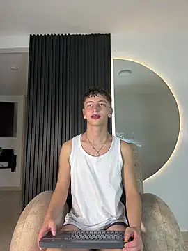 ARON LUXX online show from February 18, 2026, 3:02 am