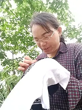 vivi1889 online show from April 17, 2026, 12:57 am