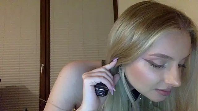 Snapshot of MayaWetDream chatting on April 22, 2026, 8:21 pm MayaWetDream online show from April 22, 2026, 8:21 pm