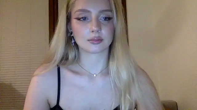 Snapshot of MayaWetDream chatting on May 7, 2026, 8:25 pm MayaWetDream online show from May 7, 2026, 8:25 pm