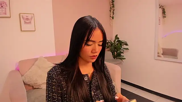 Mila jenner online show from February 25, 2026, 12:04 pm