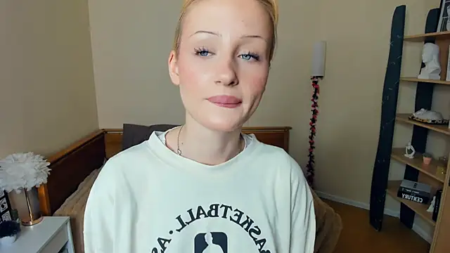 Snapshot of LolaStusse chatting on March 1, 2026, 7:54 am LolaStusse online show from March 1, 2026, 7:54 am