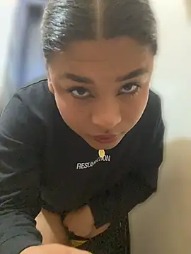 Snapshot of Romie_rous chatting on June 22, 2026, 2:03 pm Romie rous online show from June 22, 2026, 2:03 pm