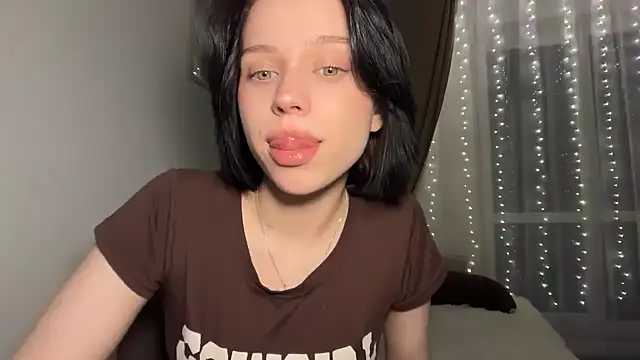  luna fox  online show from February 8, 2026, 3:59 pm