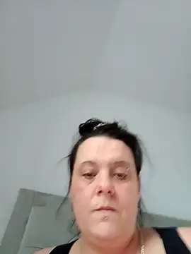 Snapshot of louisa36 chatting on February 19, 2026, 2:46 pm louisa36 online show from February 19, 2026, 2:46 pm