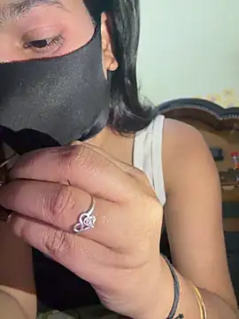 Cutedesigirl online show from April 13, 2026, 7:08 pm