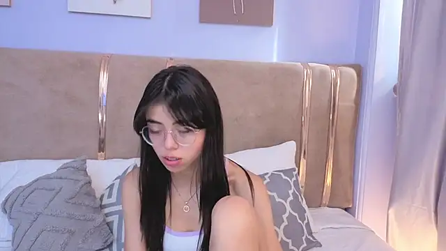 Snapshot of Mia_Naive chatting on June 18, 2026, 8:13 pm Mia Naive online show from June 18, 2026, 8:13 pm