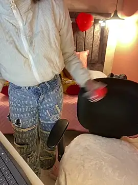 Snapshot of alahia_pink chatting on February 13, 2026, 3:24 am alahia pink online show from February 13, 2026, 3:24 am