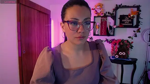 Snapshot of QueenRose94 chatting on February 13, 2026, 12:45 pm QueenRose94 online show from February 13, 2026, 12:45 pm