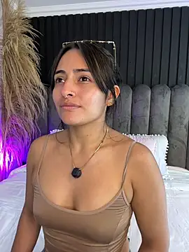 Nanda vixen  online show from May 27, 2026, 8:06 pm