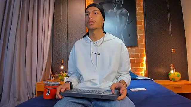 Snapshot of ItsZairen chatting on February 8, 2026, 3:54 am ItsZairen online show from February 8, 2026, 3:54 am