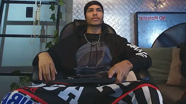 Snapshot of ItsZairen chatting on February 13, 2026, 3:35 am ItsZairen online show from February 13, 2026, 3:35 am