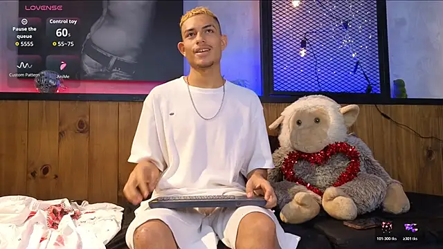 Snapshot of ItsZairen chatting on February 15, 2026, 4:53 am ItsZairen online show from February 15, 2026, 4:53 am