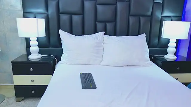 LaurenHazell online show from April 8, 2026, 3:28 am