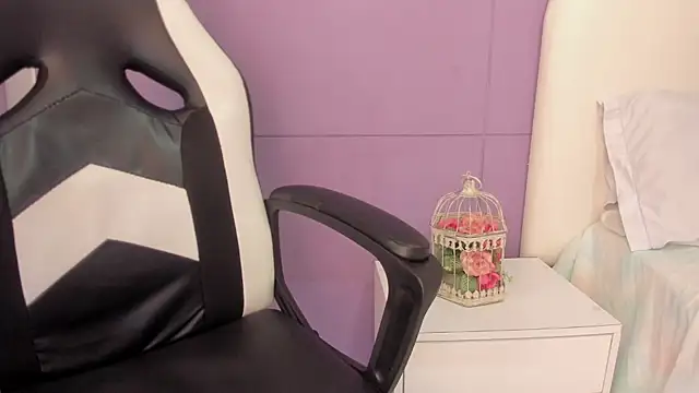 luna bradley  online show from February 16, 2026, 12:23 pm