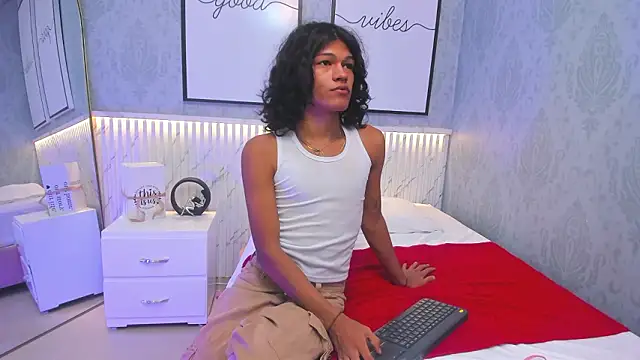 Snapshot of littlesweet18_ chatting on February 12, 2026, 2:06 am littlesweet18 online show from February 12, 2026, 2:06 am