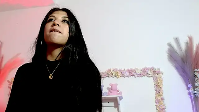 Snapshot of sharlotaustral18 chatting on February 14, 2026, 1:13 am sharlotaustral18 online show from February 14, 2026, 1:13 am