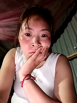 Yiyoongg online show from April 4, 2026, 1:19 pm