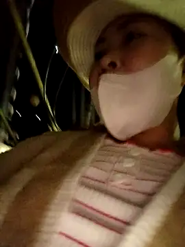 Yiyoongg online show from April 11, 2026, 1:21 am