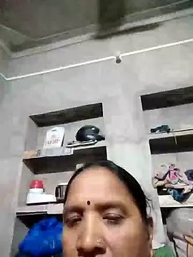 Snapshot of Loomaraj chatting on June 21, 2026, 3:58 pm Loomaraj online show from June 21, 2026, 3:58 pm