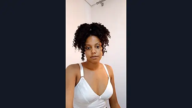 EsterSantopietro online show from February 15, 2026, 1:41 pm