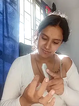 luna E online show from February 25, 2026, 8:07 pm