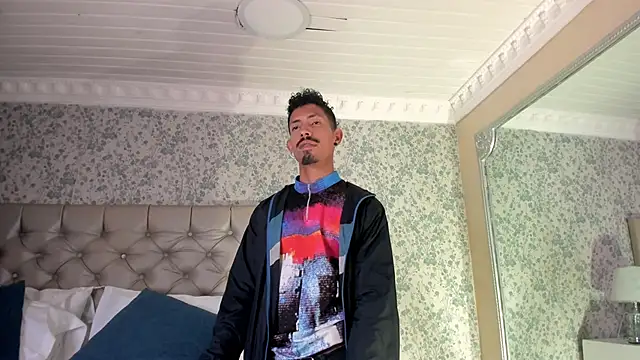 NoaahTylor online show from April 14, 2026, 1:22 am