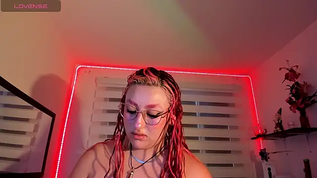 Snapshot of Emily_Jonesh chatting on April 28, 2026, 12:21 pm Emily Jonesh online show from April 28, 2026, 12:21 pm
