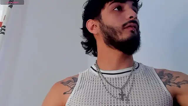 Snapshot of LovexJuxn8 chatting on February 19, 2026, 7:32 pm LovexJuxn8 online show from February 19, 2026, 7:32 pm