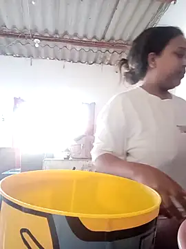 PerlaCurvasgrandes online show from February 17, 2026, 2:35 pm