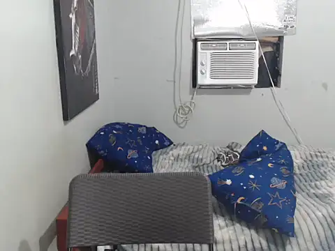 Snapshot of MiMi_yeah00 chatting on March 8, 2026, 9:35 am MiMi yeah00 online show from March 8, 2026, 9:35 am