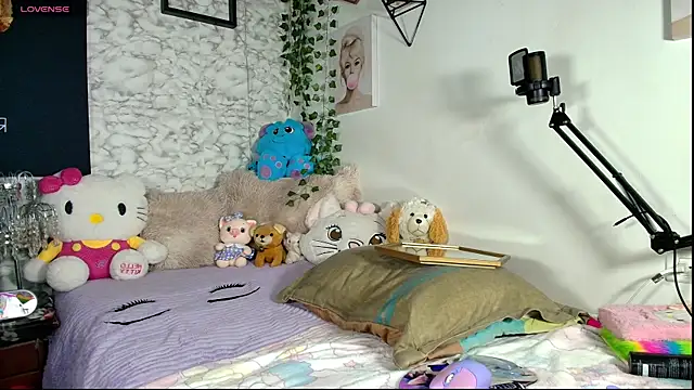 Yiyii online show from June 25, 2026, 12:42 pm