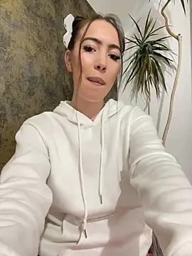 I amSis online show from April 18, 2026, 3:38 pm