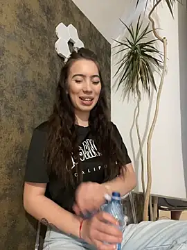 I amSis online show from April 19, 2026, 3:22 pm