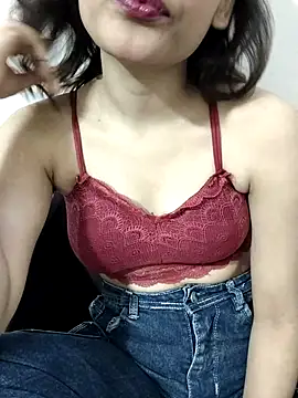 Glossy lips online show from February 19, 2026, 10:11 am