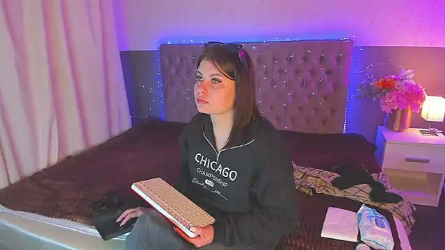 AmandaHoppe online show from March 30, 2026, 4:57 am