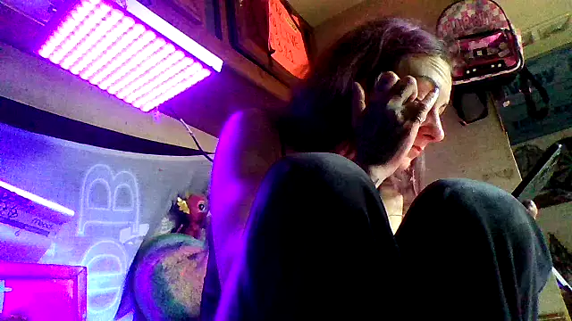 Snapshot of issyamazin chatting on February 18, 2026, 2:35 pm issyamazin online show from February 18, 2026, 2:35 pm