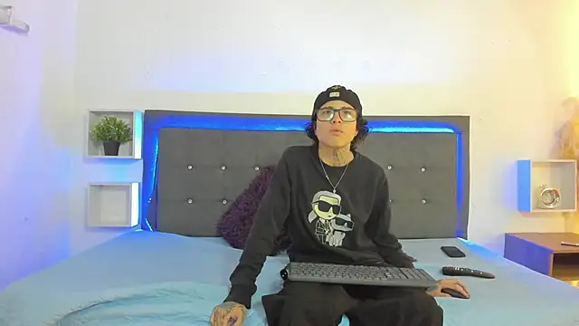 Ale cuzz online show from April 15, 2026, 2:02 pm