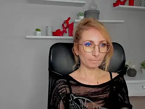 CinderellaMoon online show from March 9, 2026, 6:28 am