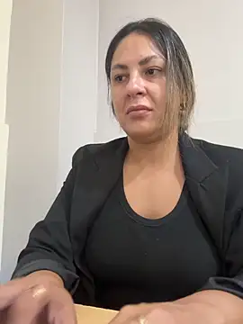 Snapshot of leona-david chatting on April 21, 2026, 12:44 pm leona-david online show from April 21, 2026, 12:44 pm