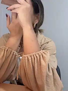 Snapshot of leona-david chatting on May 7, 2026, 12:32 pm leona-david online show from May 7, 2026, 12:32 pm