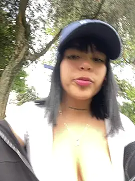 Snapshot of violet19x chatting on February 18, 2026, 5:53 pm violet19x online show from February 18, 2026, 5:53 pm