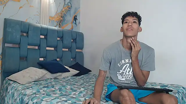 Snapshot of GREEN_BOYS chatting on April 8, 2026, 7:14 pm GREEN BOYS online show from April 8, 2026, 7:14 pm