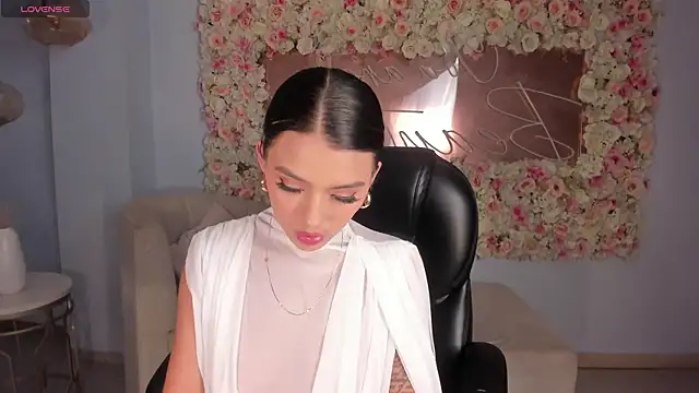 Snapshot of JulietteMoreau chatting on April 23, 2026, 7:38 pm JulietteMoreau online show from April 23, 2026, 7:38 pm